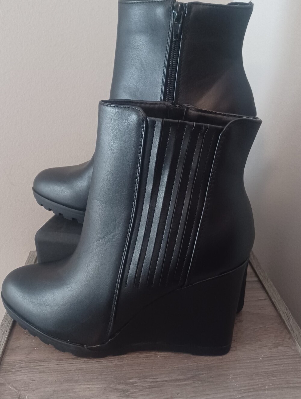 Shoe Dazzle Wedge Heeled Boots Sz 8.5